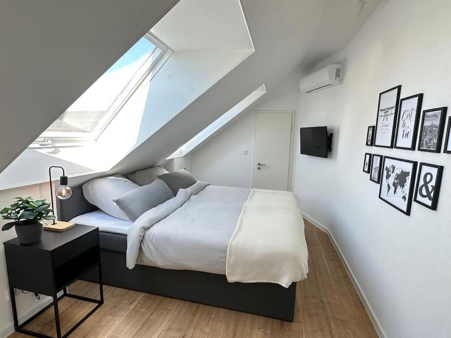 Stylisches Apartment In Zentraler Lage - Mit Klima Karlsruhe Bagian luar foto