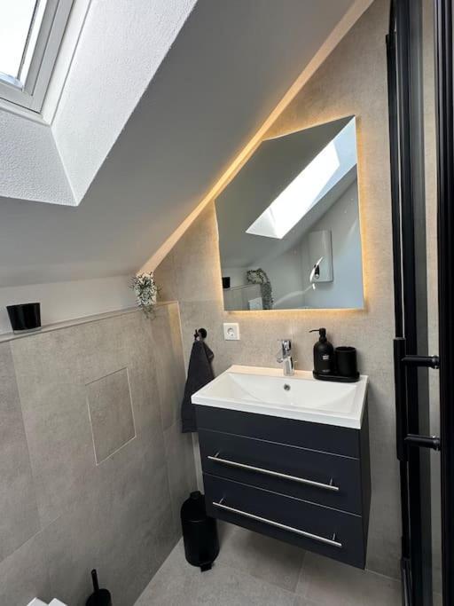 Stylisches Apartment In Zentraler Lage - Mit Klima Karlsruhe Bagian luar foto